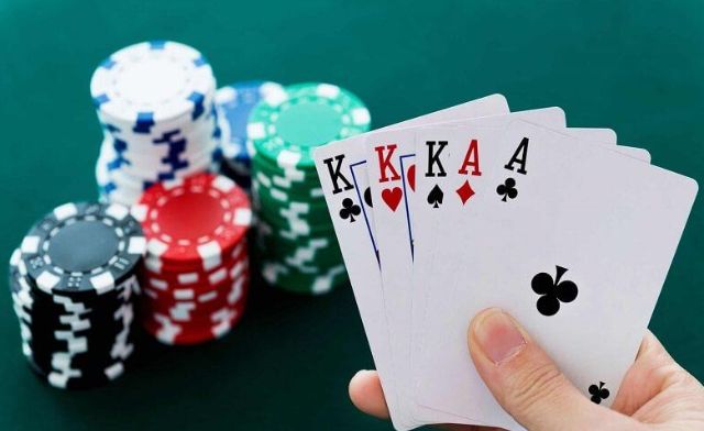 Tùy thuộc vào số lượng người chơi mà có sự thay đổi về quy tắc chia bài