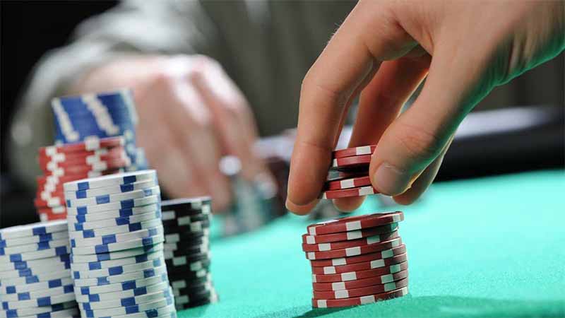 Straddle poker là gì? Hiểu rõ blind đặt trước và cách chơi thông minh