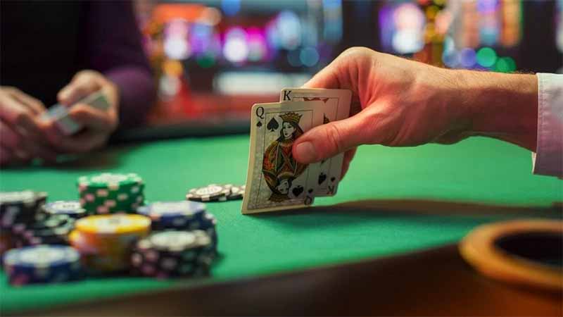 Straddle poker là gì? Hiểu rõ blind đặt trước và cách chơi thông minh