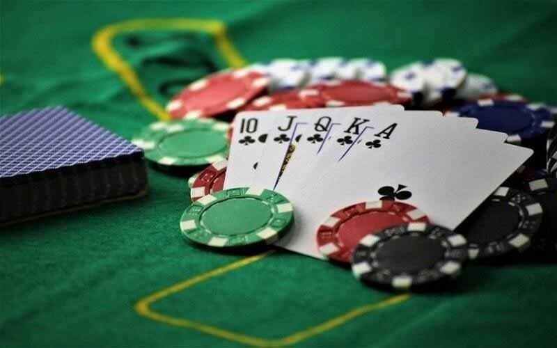 Ù đền là gì? Giải mã khái niệm quan trọng trong luật chơi Phỏm