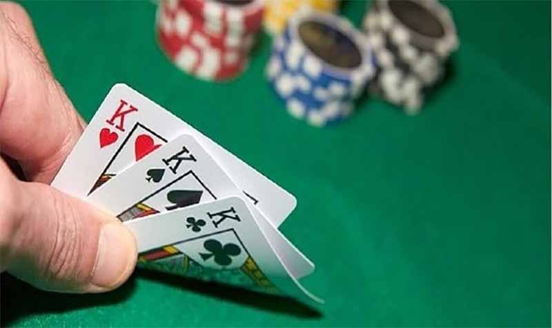 Hạ Phỏm là gì? Giải mã chi tiết thuật ngữ cực kỳ quan trọng trong bài phỏm 