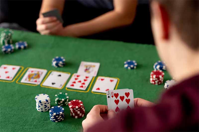 Phỏm chơi được mấy người? Giải thích rõ ràng số người và cách chia bài
