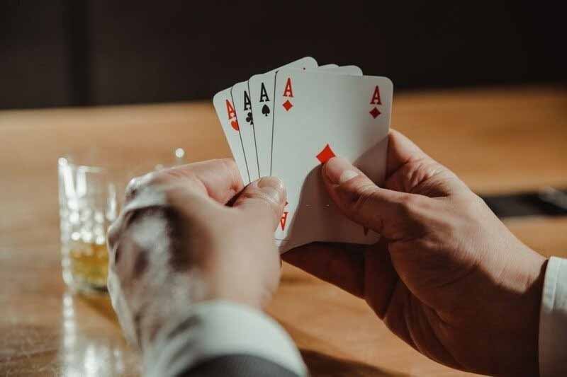 Tứ quý trong tiến lên là gì? Quy tắc chặn và cách dùng cực hiệu quả 