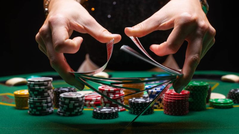 Tìm đáp án cho câu hỏi người chia bài trong Casino gọi là gì? Tìm đáp án cho câu hỏi người chia bài trong Casino gọi là gì?