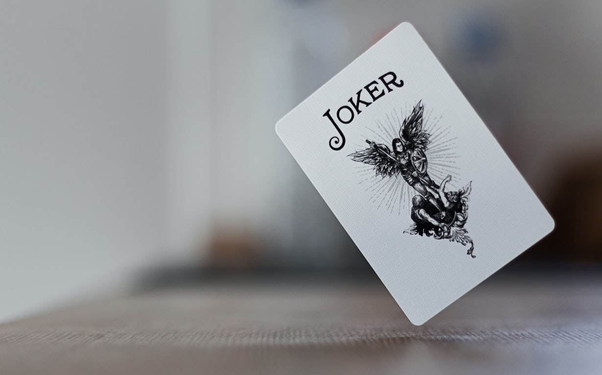 Lá bài Joker đen có giá trị nhỏ hơn so với lá bài đỏ