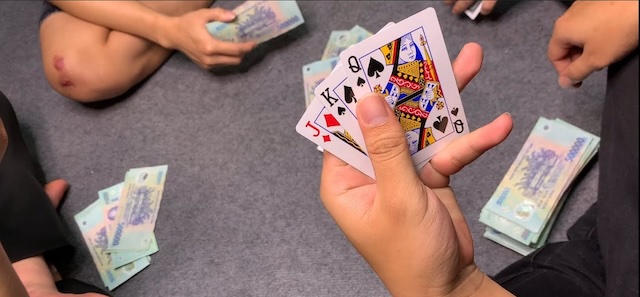Trong bài liêng, mỗi người được chia 3 lá bài trong bộ bài Tây chuẩn 52 lá Trong bài liêng, mỗi người được chia 3 lá bài trong bộ bài Tây chuẩn 52 lá